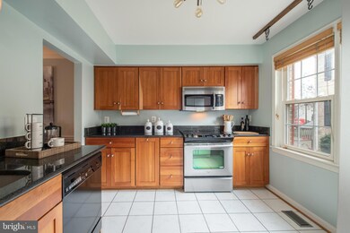 1322 Chetworth Ct, Alexandria, VA 22314 - photo 5