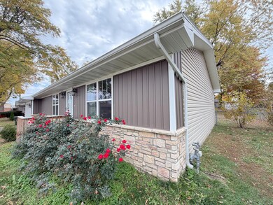 411 E Sloan Ave, Mount Vernon, MO 65712 - photo 5