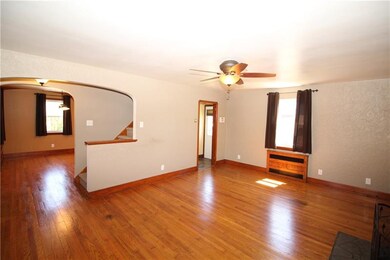 LARGE Living Room w/ Plaster Walls & Oozing w/ Old