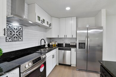 312 lakeview rd-149_1720097799_16051_1