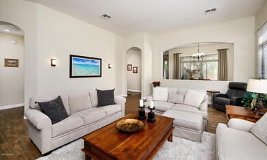 Spacious Family Rm - 12' Ceilings