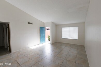 LIVING ROOM 04 - 83U3596