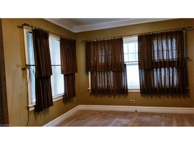 This lovely space is additional to the LR, on first floor, great area to close off as Kid's playroom, or open up as extended LR!