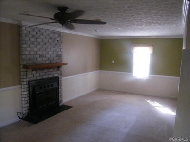 NICE LIGHT AND BRIGHT FAMILY ROOM WITH CROWN, CHAI
