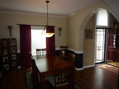 Formal Dining With Impressive Arches
