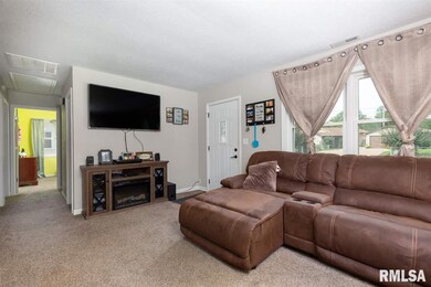 2011 Ridgeview Dr, Davenport, IA 52806 - photo 4