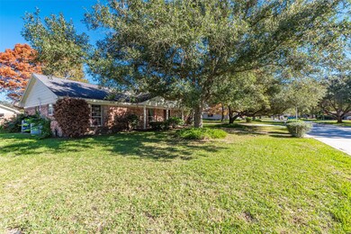 2704 Adams St, Alvin, TX 77511 - photo 3