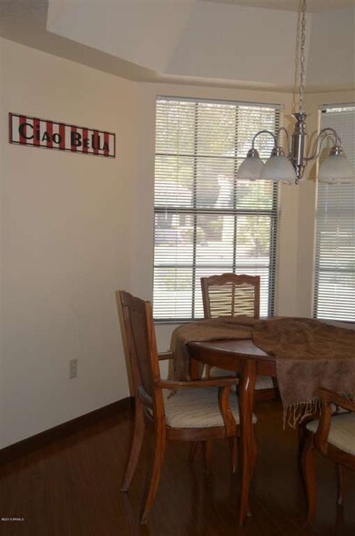 3- Kitchen Eat In