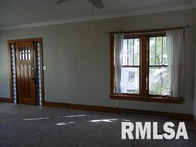 811 Grand Ct, Davenport, IA 52803 - photo 2