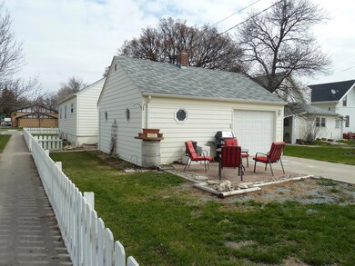 502 3rd St SE, Jamestown, ND 58401 - photo 2