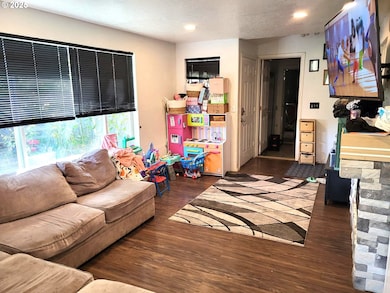 729 NW Evans St, Sheridan, OR 97378 - photo 3