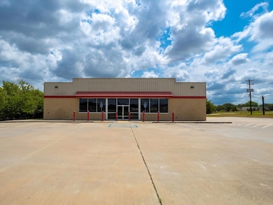 82 N Kessler Ave, Schulenburg, TX 78956 - photo 2