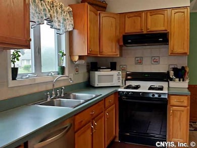 Kitchen Plenty of counter space!