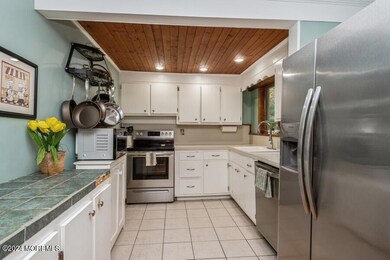 06_10OntarioAve_5_Kitchen_Small