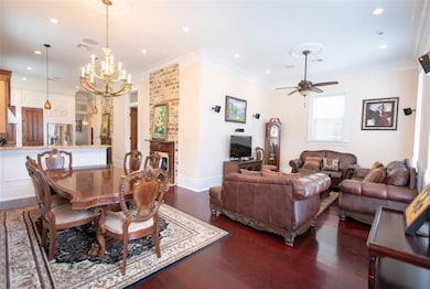 Sold fully furnished, Open floor plan, bright & ai