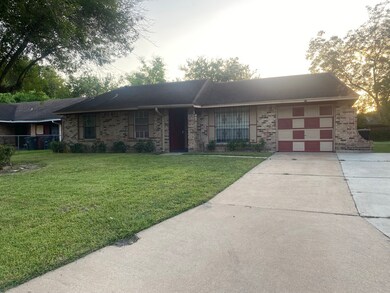 8823 Rutherford Ln, Houston, TX 77088 - photo 2