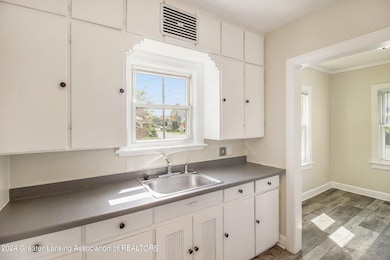 814 N Martin Luther King jr Blvd, Lansing, MI 48915 - photo 6