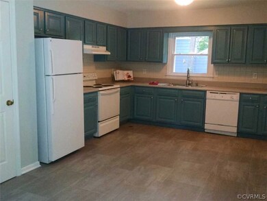 Updated kitchen w/painted cabinetry, professionall