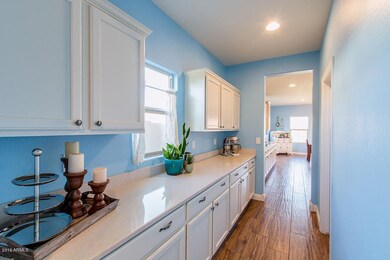 Butler's Pantry -Convenience!