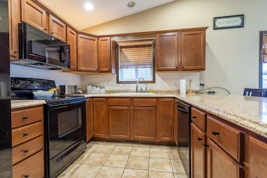 7849 S Westbrook Dr, Dubuque, IA 52002 - photo 2