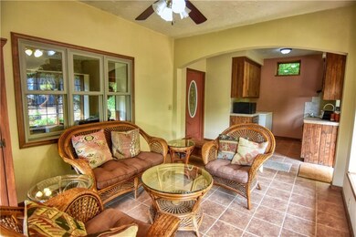 3 season porch 
