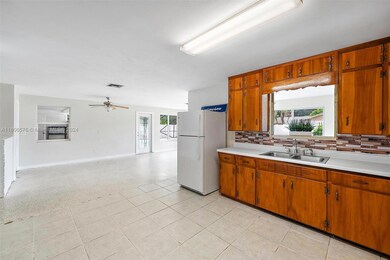 Kitchen w/Passthrough
