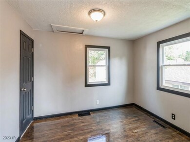 515 1st St S, Newton, IA 50208 - photo 4