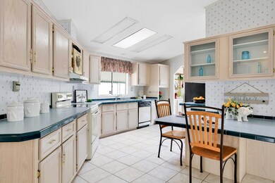 Large Kitchen W/Breakfast Bar