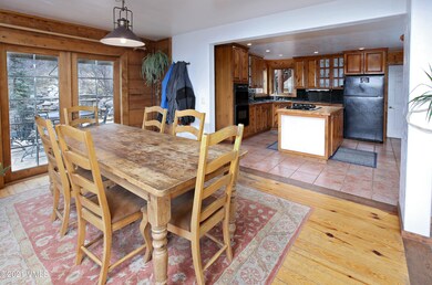466_lariat_loop_dining_kitchen