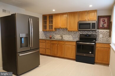 815 Seckel Ct, Halethorpe, MD 21227 - photo 3