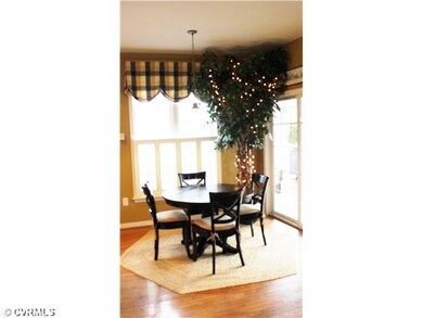 Breakfast Nook - The eat-in area is very roomy and