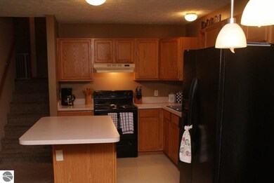 You can't see it, but there's a dishwasher next to