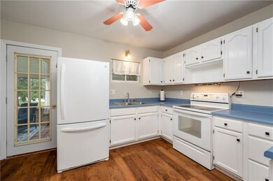 Fully equipped kitchen with stainless steel double