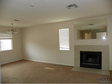 Living Room w Fireplace