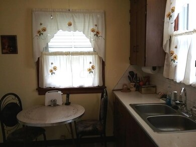 717 S. Harris Kitchen eating space