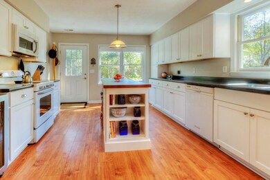 1521 Field View Rd-large-006-14-Kitchen-