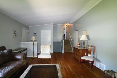 Vaulted ceiling, crown molding