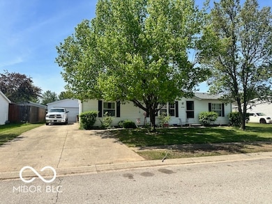 4726 Breckenridge Dr, Columbus, IN 47203 - photo 2