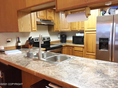 Kitchen w Breakfast Bar
