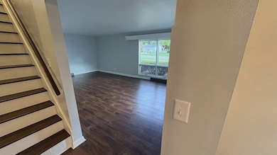 2032 W Laurel St, Freeport, IL 61032 - photo 5