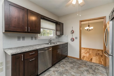 4645 Westchester Dr NE unit B, Cedar Rapids, IA 52402 - photo 2