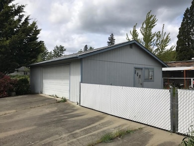 32 SW Western Ave, Grants Pass, OR 97526 - photo 2