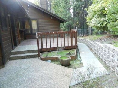 Nice back deck & patio 
