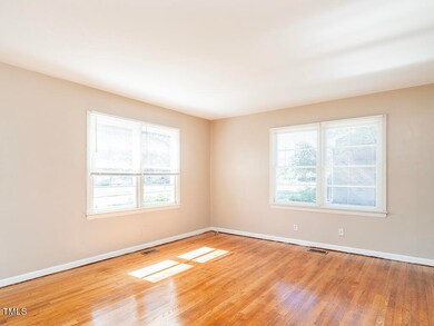 04 2923_McKinneySt LivRm1_MLS