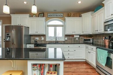 Gorgeous Kitchen w/ Granite Counters