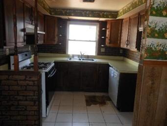 210 Amarillo Dr, Carpentersville, IL 60110 - photo 6