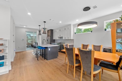 Dining space with visible vents, recessed lightin
