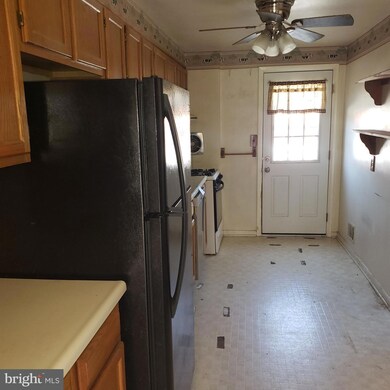 950 Circle Dr, Halethorpe, MD 21227 - photo 5