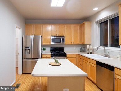 12986 Park Crescent Cir, Herndon, VA 20171 - photo 6