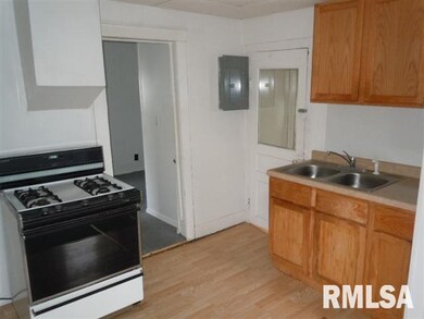 110 N Beason St, Lincoln, IL 62656 - photo 4